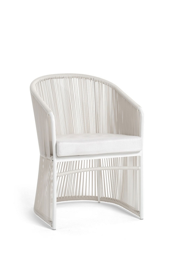 modern-utemöbler-vit-fåtölj-visuell-lätthet-sommar-lounge