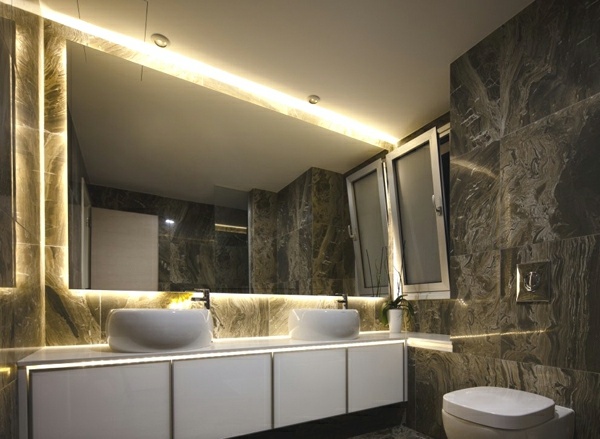 lyxig badrumsinredning belysning marmor