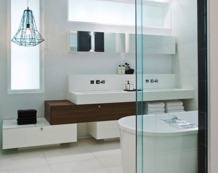 lyx-badrum-vitt-mörkbrunt-glas-spegel-fåfänga-fristående badkar