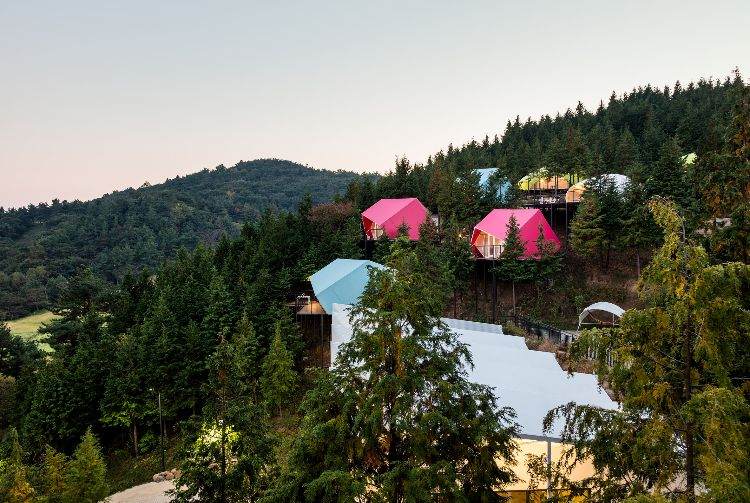 lyxcamping glamping sydkorea arkitektur skog design resort utväg byggnad visa tält färger