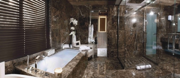 Lyx-chalet-badrum-brun-marmor-kakel-glas duschkabin