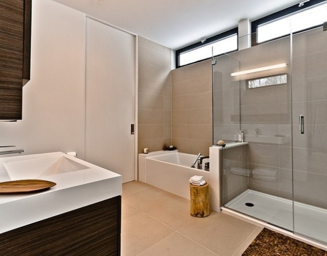 duschkabin-keramiskt badkar i stugan