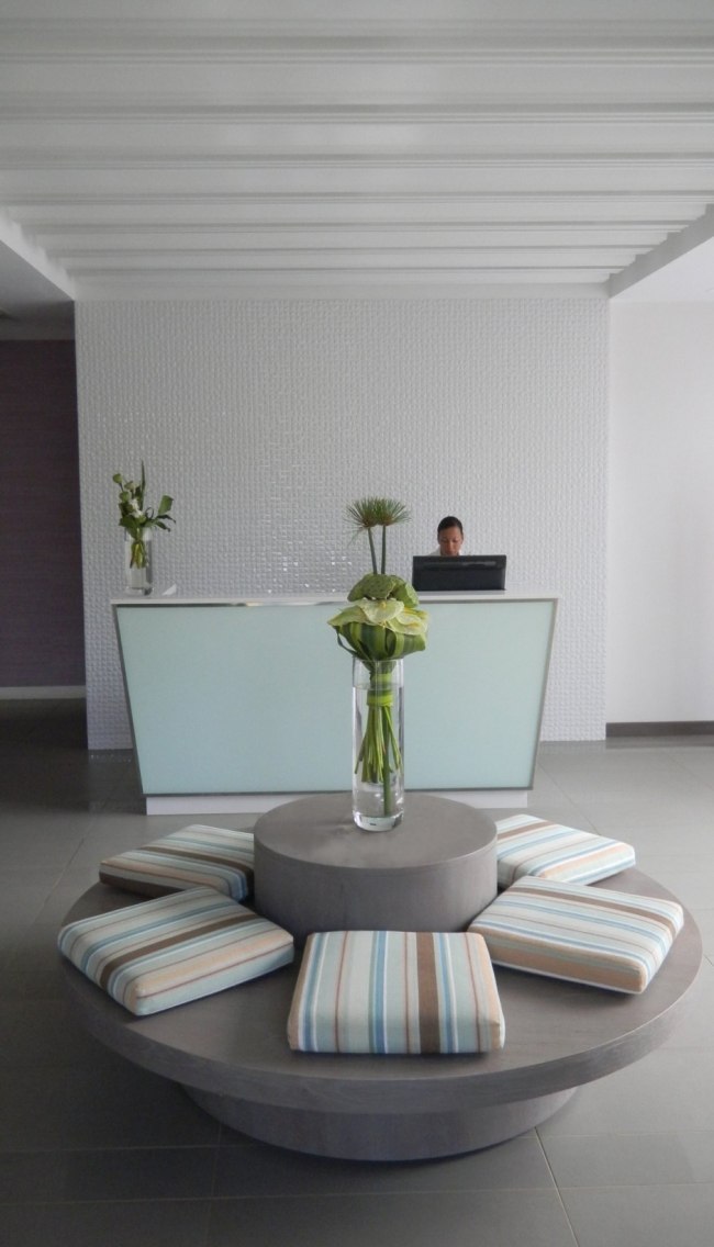 lyxhotell foajé sittplatser kuddar mottagning