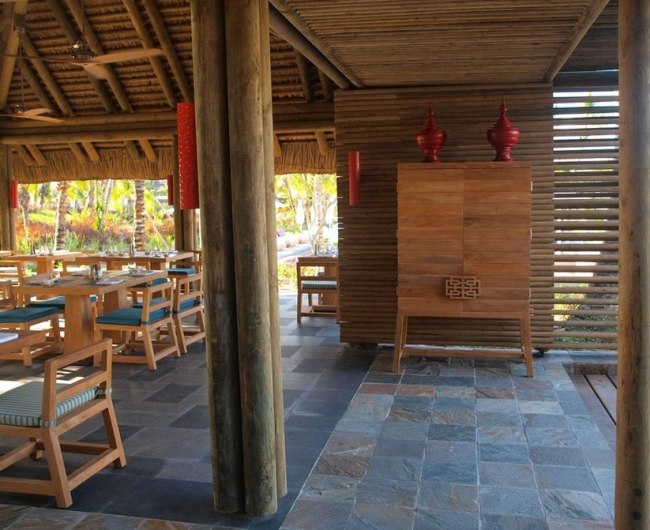 Pavilion hotellrum använder trä - naturligtvis natursten golv