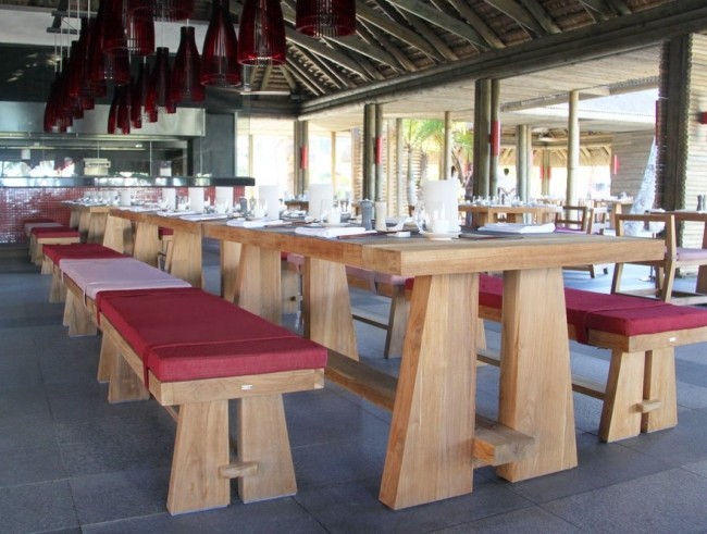 Exotiska restaurang design trä bänk bord röda kuddar