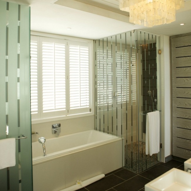 Hotel-Long Beach Badrum Badkar-Glas Partition Vägg-Design Ljuskrona