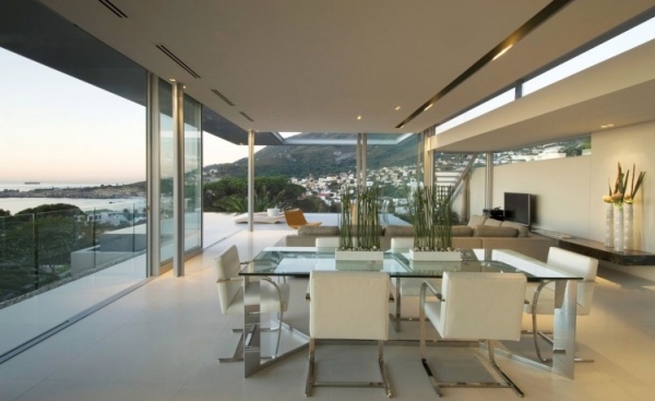 matsal minimalistisk modern lyxig villa med havsutsikt