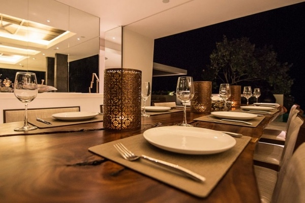 lyxig semester villa med innovativ arkitektur i thailand matbord