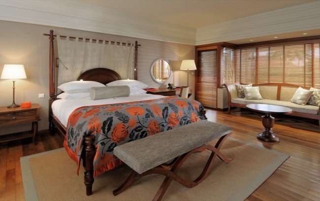 Hotellrum sviter exotiska lyxiga möbler-hög säng-belysning romantisk