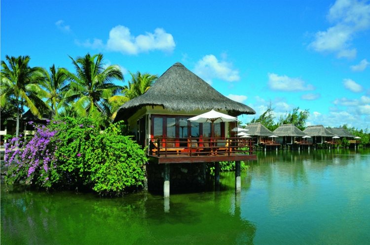 lyx-resort-tropiskt-hus-halmtak-palmer