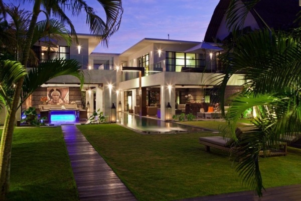 lyxig semester villa bali palmer belysning gräsmatta