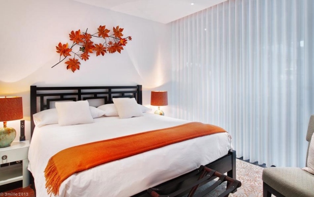 sovrum säng säng ram orange överkast lampskärmar