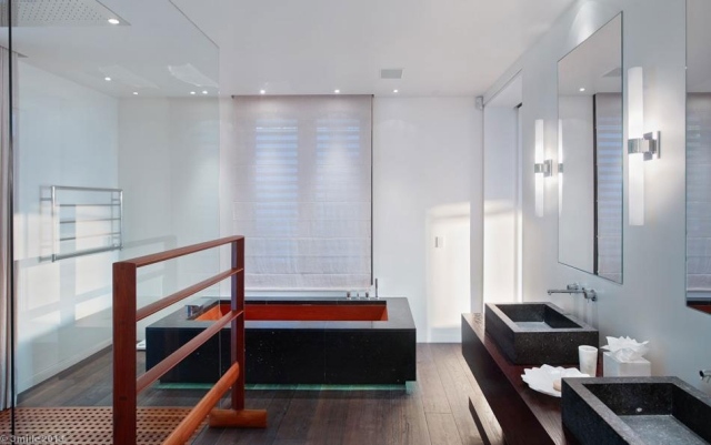 modernt badrum svart badkar bänkskåp