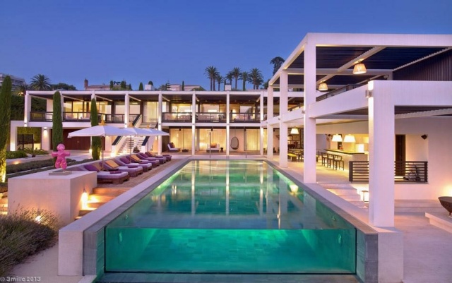 lyxigt fritidshus pool design glasvägg Cap dAntibes