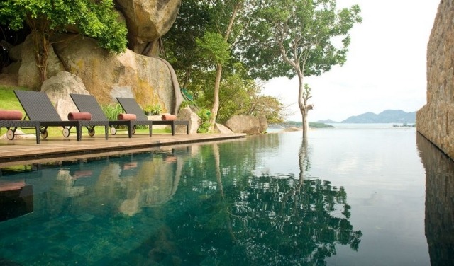 lyxig semester villa thailand-pool-solterrass-rotting-solstolar