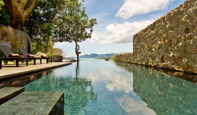 exotisk-semester-villa-thailand-pool-natursten-vägg