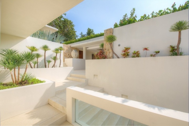 lyxig semester villa thailand-fram trädgård-design-vita-väggar