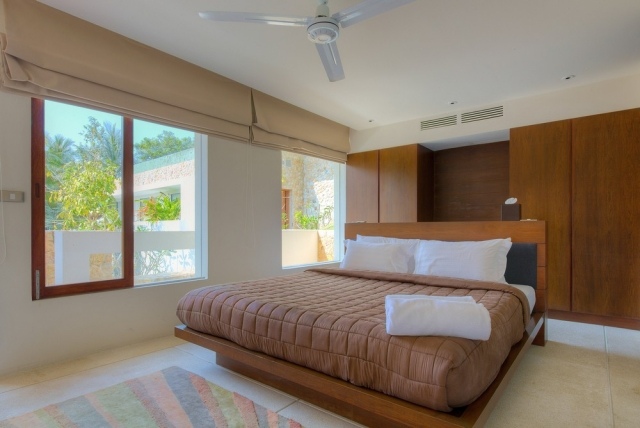 semester villa-thailand-svit-trä säng-fönster persienner-golvplattor-sandsten-optik
