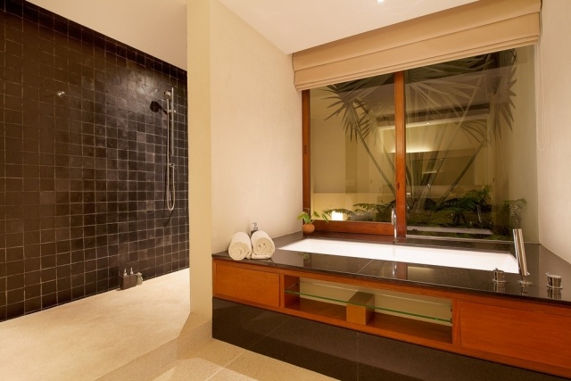 semester-villa-thailand-badrum-möbler-svart-vägg-kakel