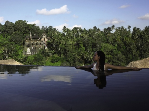 lyxig resort i Bali infinity pool exotisk