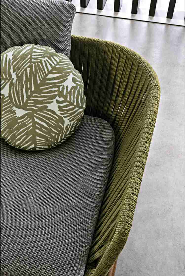 trädgård-lounge-möbler-soffa-kuddar-rund-grön-dekoration