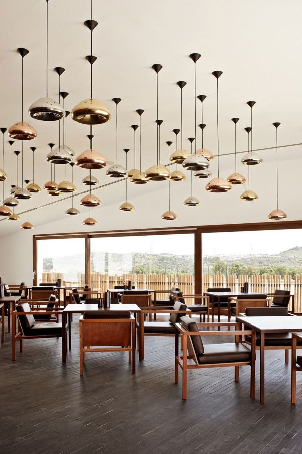Hotell restaurang hängande lampor design inredning