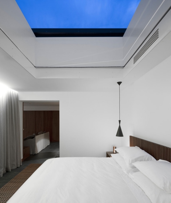 Enkelt sovrum med vita puristiska takskjutfönster
