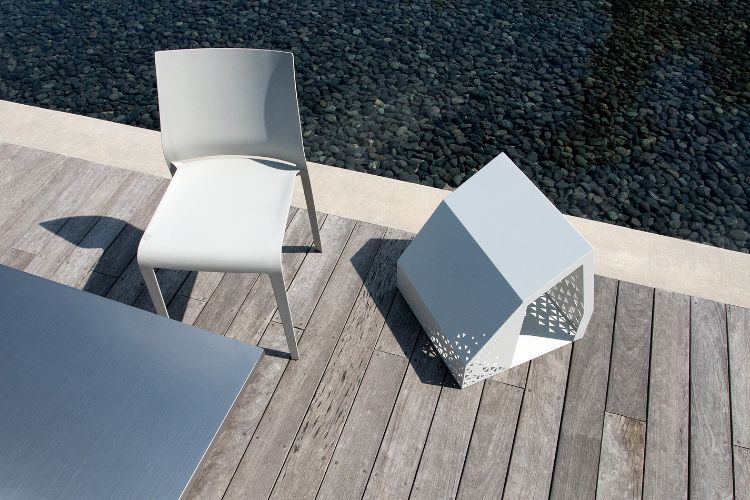 lyx-hundhus-vita-hål-triangulär-minimalistisk-grå-trägolv-vit-stol-OSHU