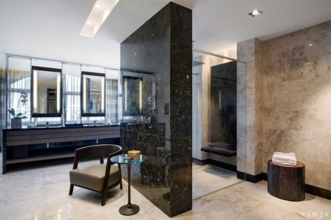 öppet badrum sandsten svart marmor