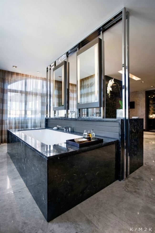 öppet badrum badkar svart marmor