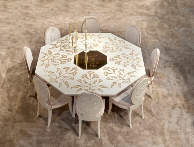 åttkantigt bord åtta stolar matsal dekorationer prydnader
