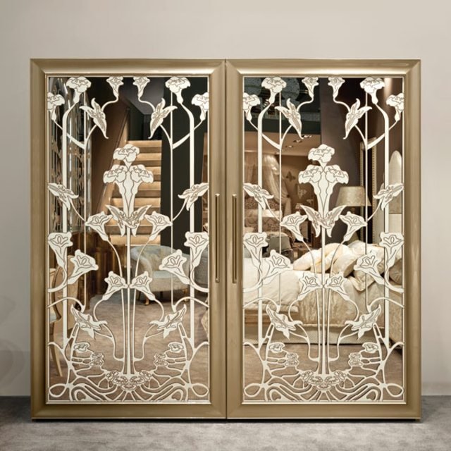 Blommönster i glasytor med garderob som dekorerar sovrum i jugendstil