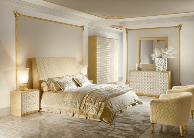 Inredning sovrum designmöbler säng garderob stoppad fåtölj subtila färger