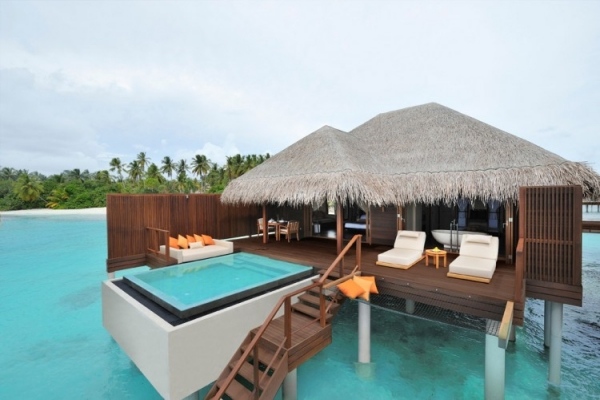 Havsvilla på styltor tropiska Maldiverna