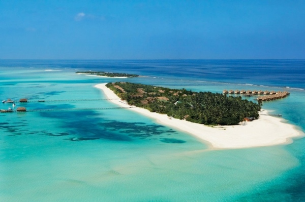 Kanuhura ön Maldiverna blått vatten