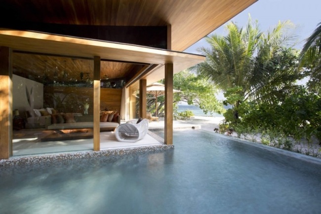 Villa Exotic-med pool-trädgårdsmöbler Johnson-Tsang fåtölj