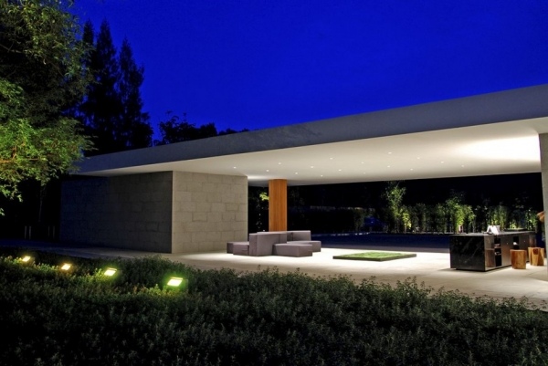 lyx fritidshus betongplattor exteriör design arkitektur trendigt