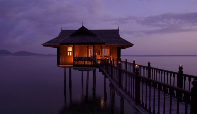 Pangkor Laut Resort-traditionella träbyggnader-på styltor-strandvilla nattbelysning