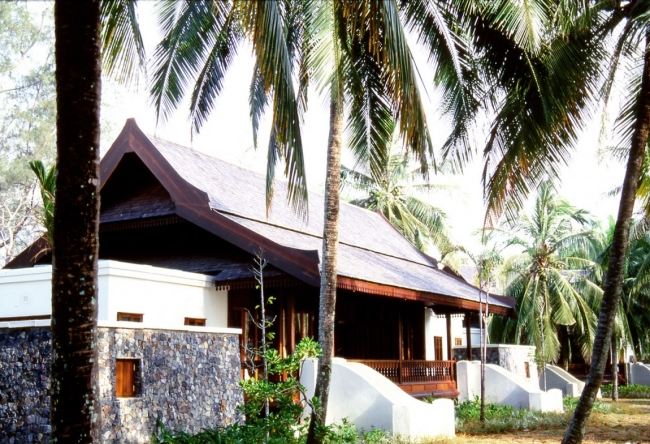 East Coast Malaysia-Tanjong Jara Resort- bungalow palmträdgårdskomplex