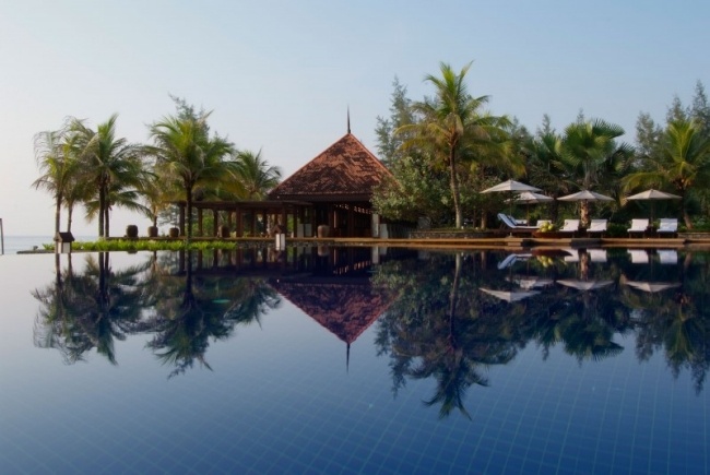 Malaysia lyxig resort halmtakpaviljong palmer landskap pool