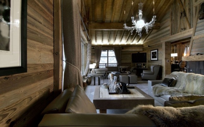 lyxig skidstuga interiör möbler trä väggbeklädnad päls filtar Chalet-Grande-Roche