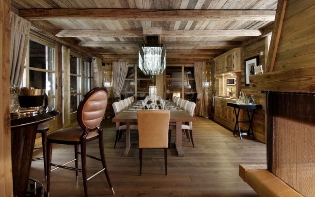Lyxig skidstuga alpin chalet matplats bar trä väggar takmöbler