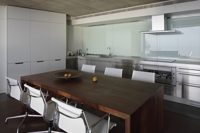 Inredning köksskåp-idéer vitt matt-trä rustikt-matbord rostfritt-köksskåp