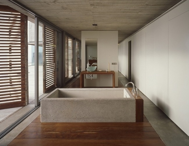 Badrum sjunkit badkar i golvbetongvilla
