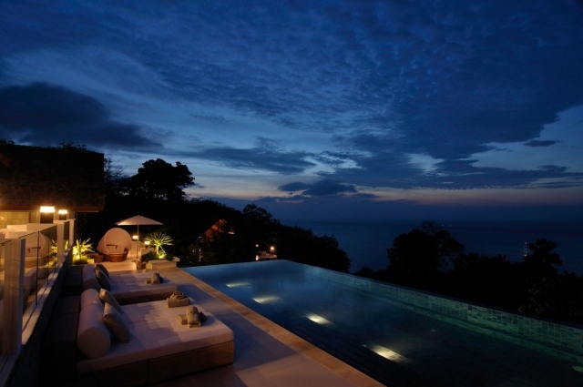 pool med havsutsikt solstolar fritidshus Chan-Grajang-phuket