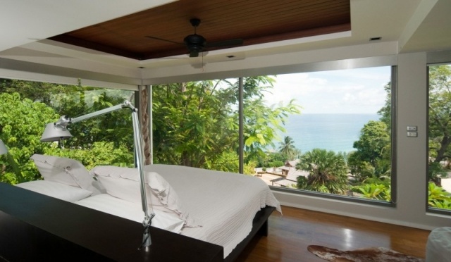 Golv-till-tak-inglasning sovrum panorama exotisk villa Phuket