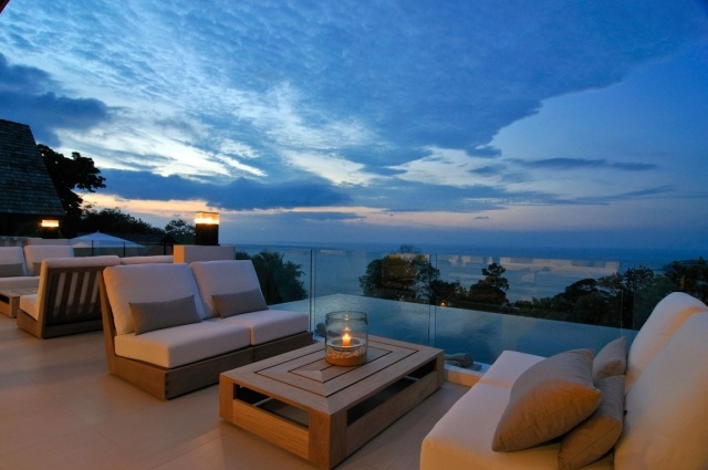 solnedgång vacker infinity pool villa-chan grajang lounge utemöbler