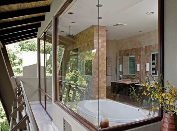 Glasade väggar badrum design modern lyxvilla