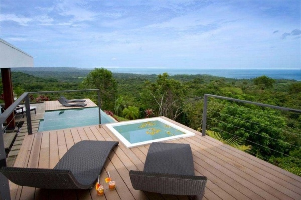 Villa sluttning plats-trä terrass solbad pool