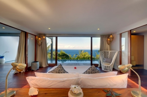 Villa sovrum havsutsikt designer stol taklampa